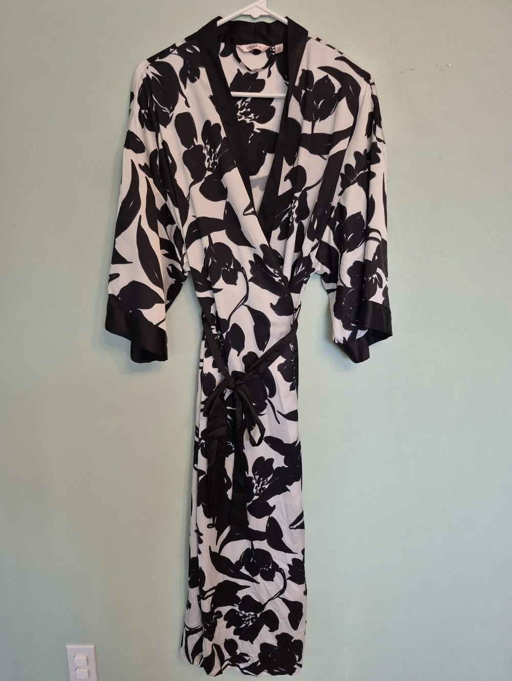 La Vie En Rose Women's Feminine Black & White Floral Satin Robe Size Small - Picture 3 of 9